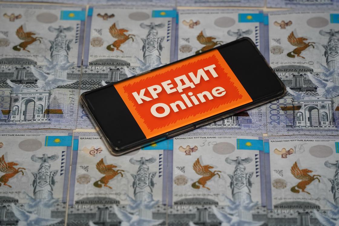 Смартфон лежит на деньгах