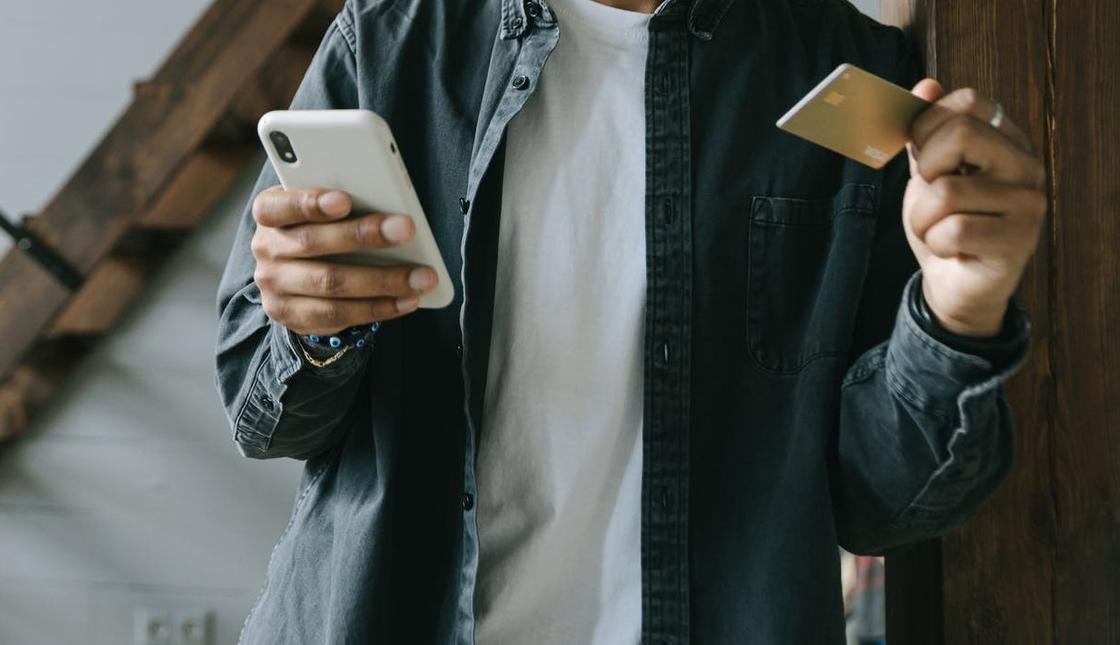 Парень держит телефон в руках