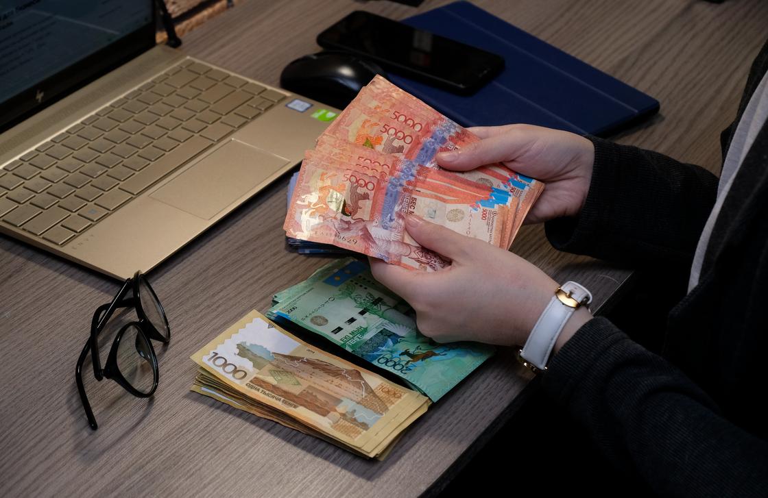 Женщина считает деньги