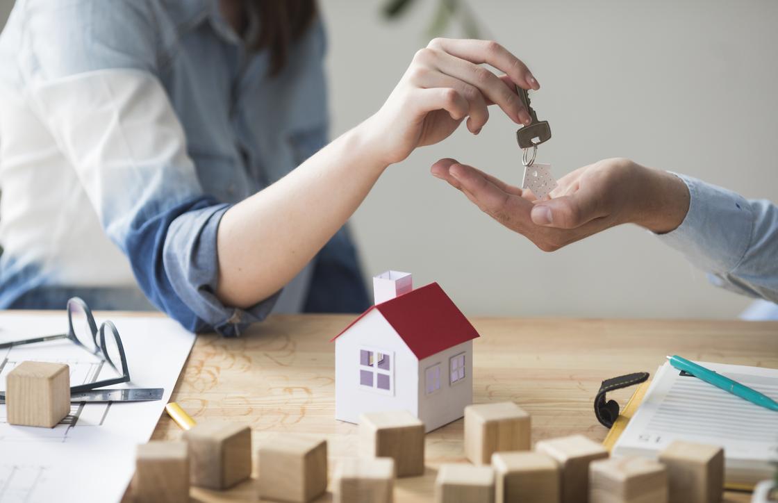 Менеджер банка отдает клиенту ключи от квартиры Менеджер банка отдает клиенту ключи от квартиры