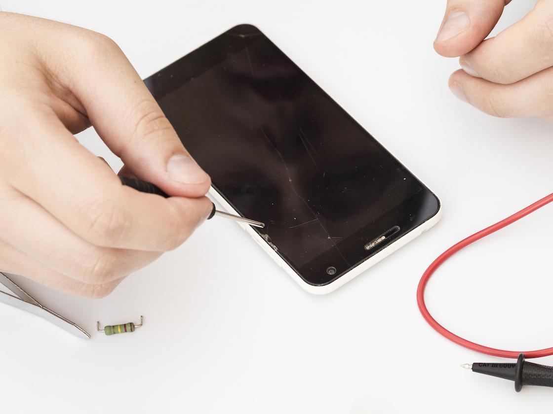 Мастер меняет экран смартфона Мастер меняет экран смартфона