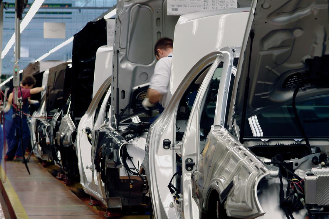 Кузова автомобилей на конвейере
