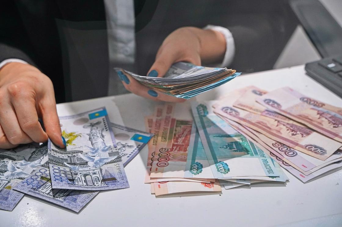 Тенге и рубли в кассе Тенге и рубли в кассе