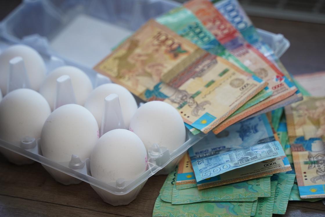 Деньги лежат рядом с кареткой яиц