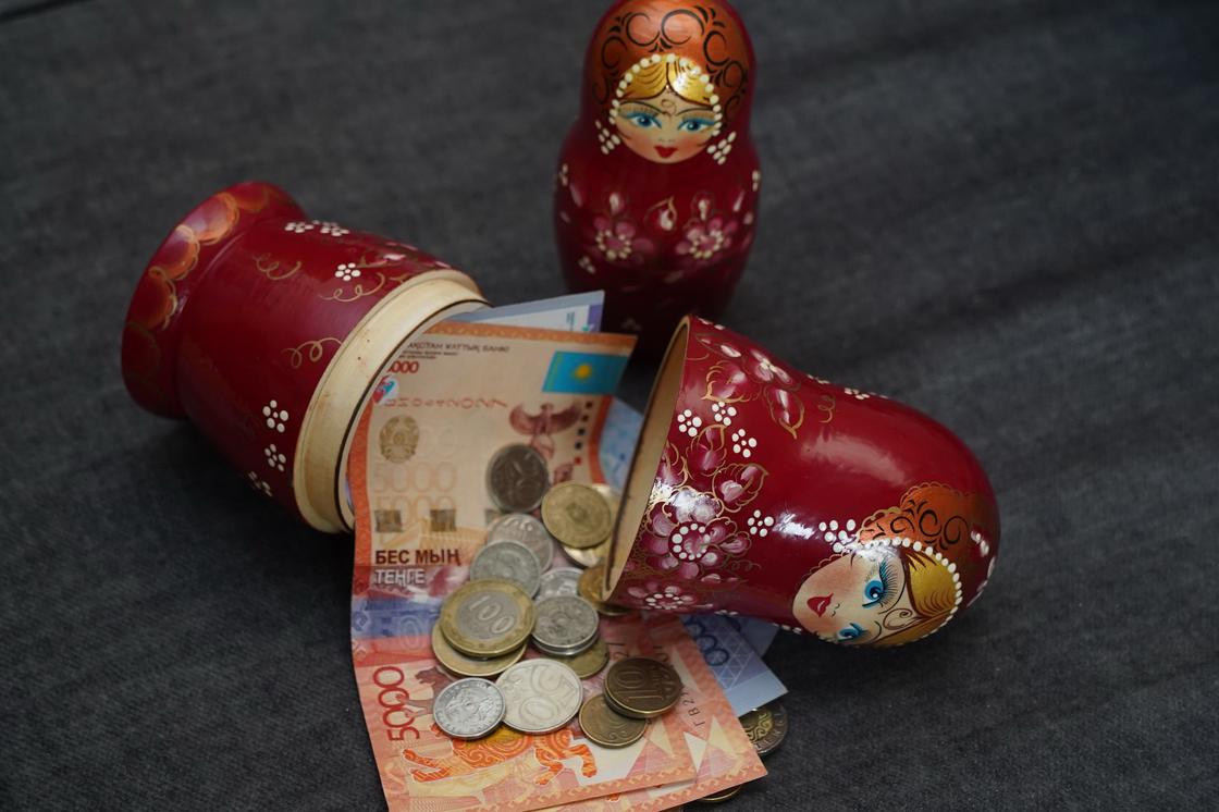 Деньги лежат в большой матрешке