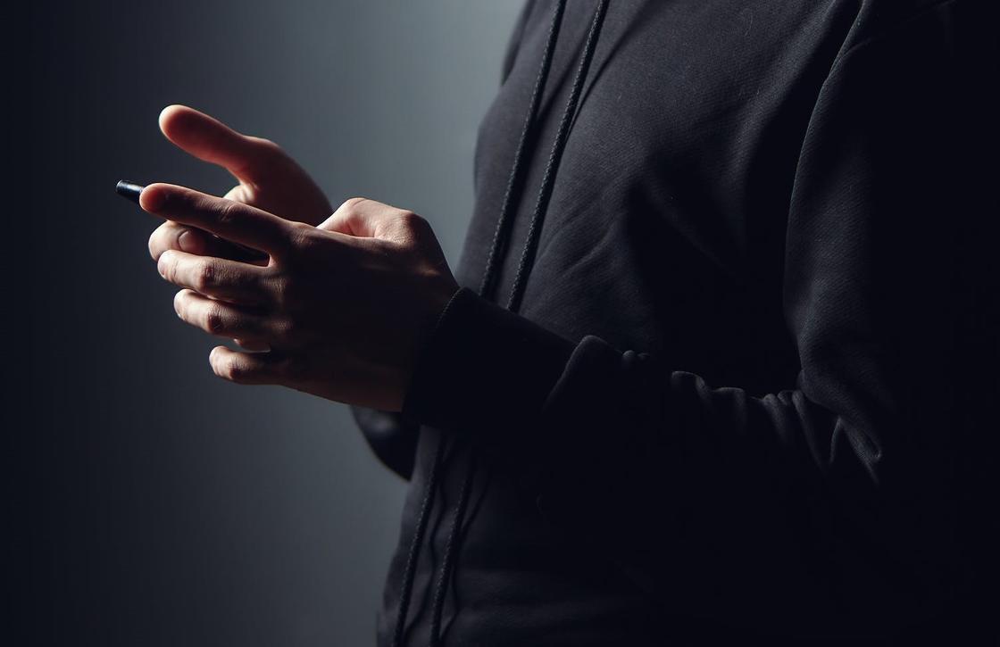 Мужчина держит в руках телефон Мужчина держит в руках телефон