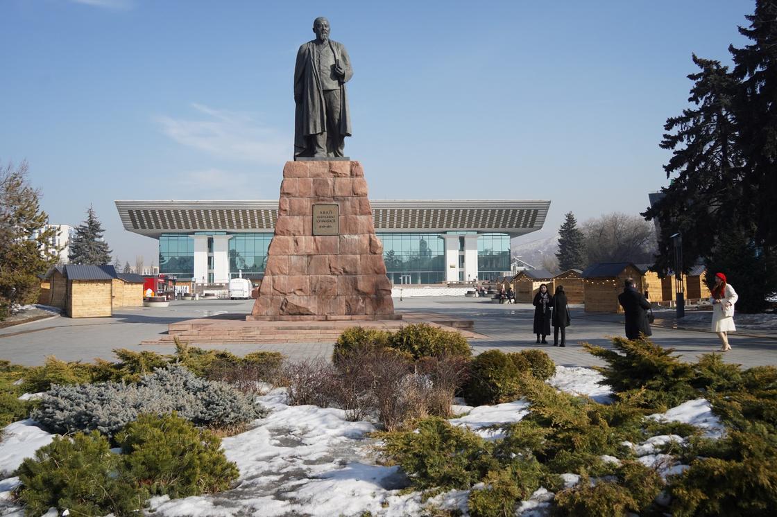 Памятник Абаю в Алматы