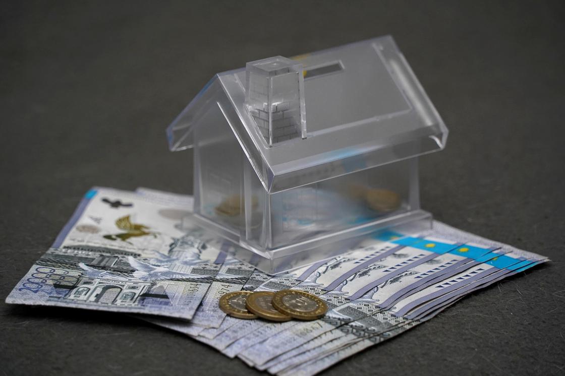 Дом-копилка лежит на деньгах