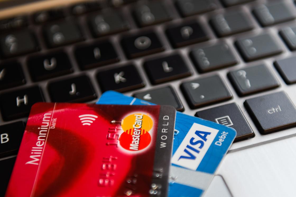 Карты банка лежат на столе