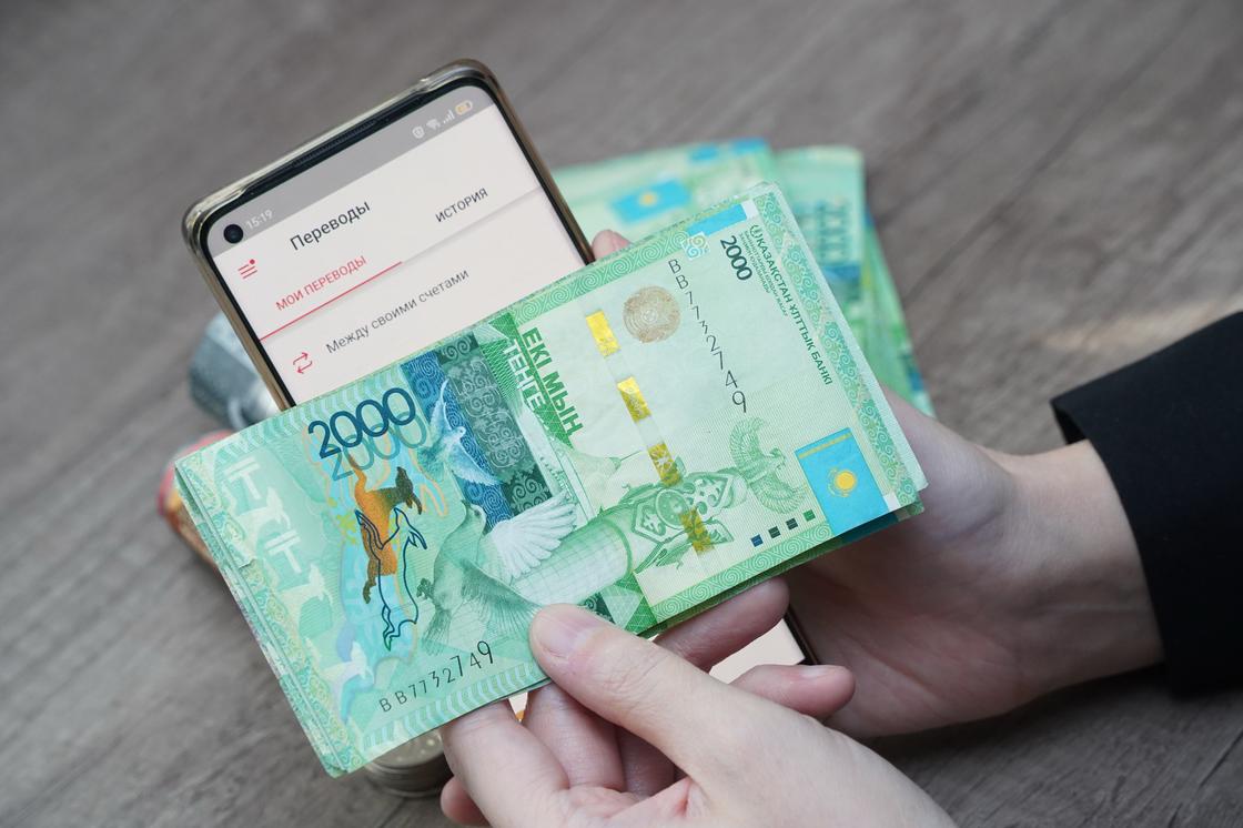 Девушка переводит деньги в мобильном приложении