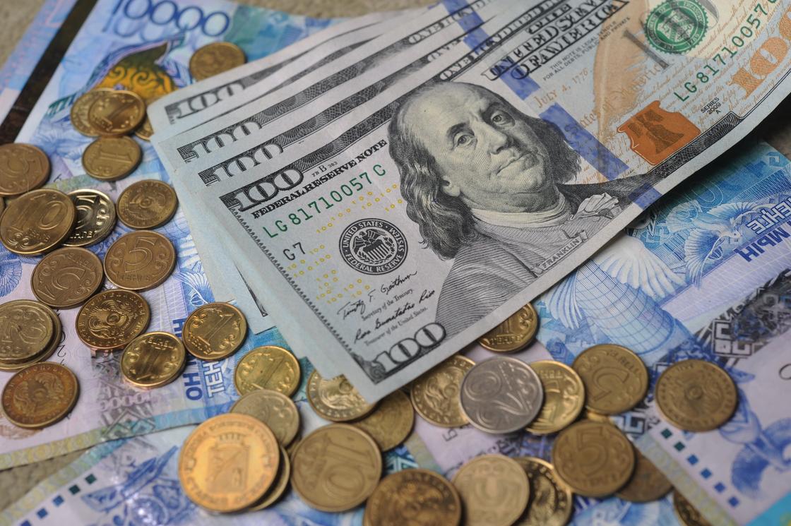 Банкноты и монеты лежат на столе