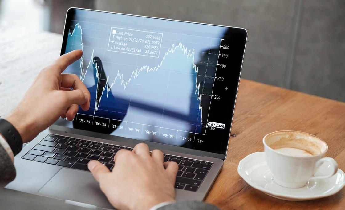 Мужчина указывает на ноутбук Мужчина указывает на ноутбук