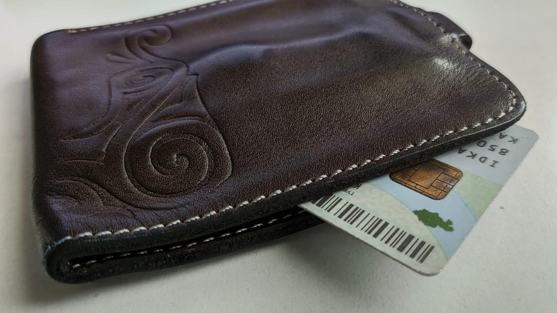 Удостоверение личности лежит в кошельке Удостоверение личности лежит в кошельке