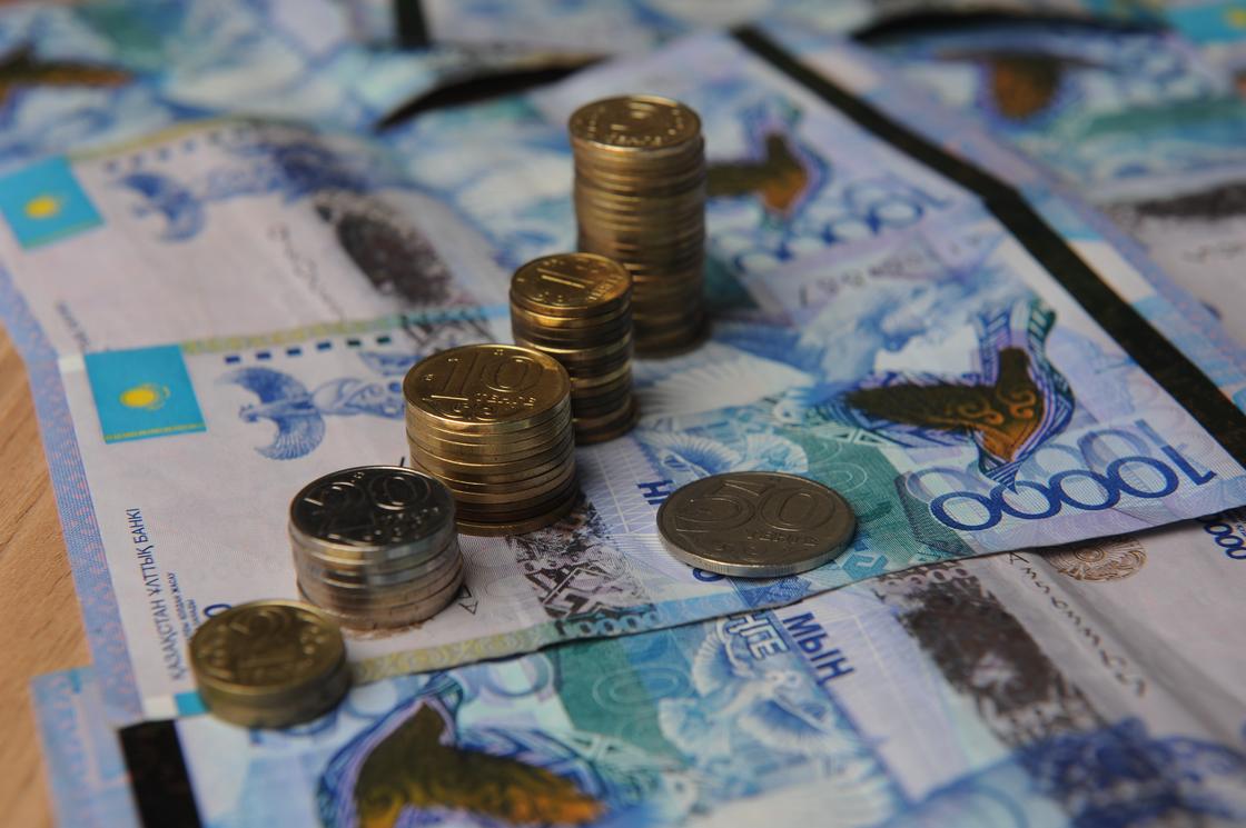 Банкноты и монеты столбиком