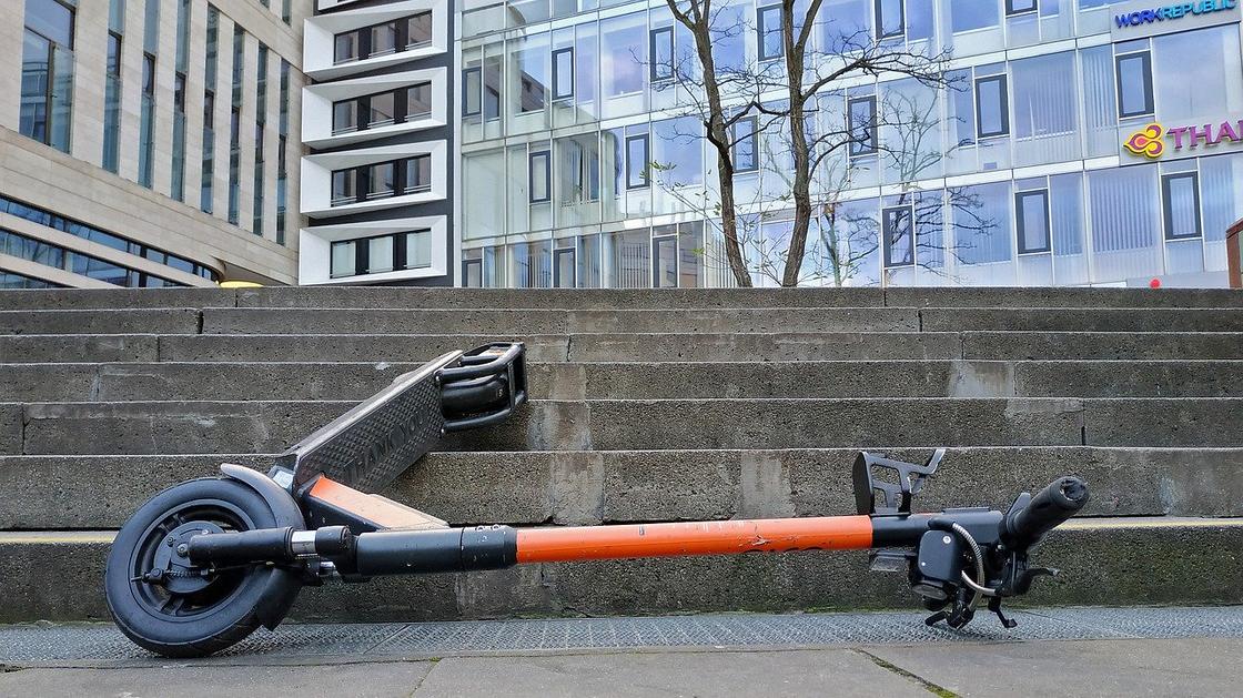 Электросамокат на земле