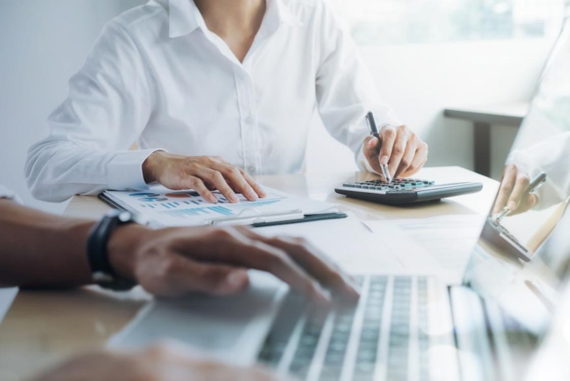 Сотрудники банка проводят расчет платежей