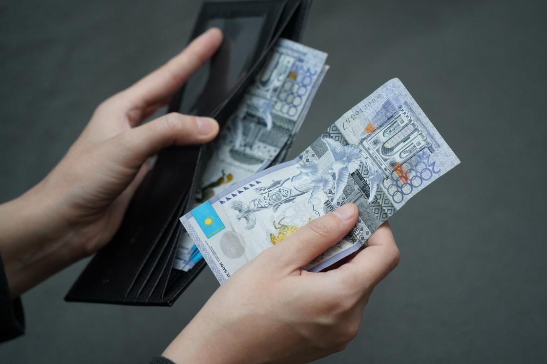 Кошелек с крупными купюрами тенге