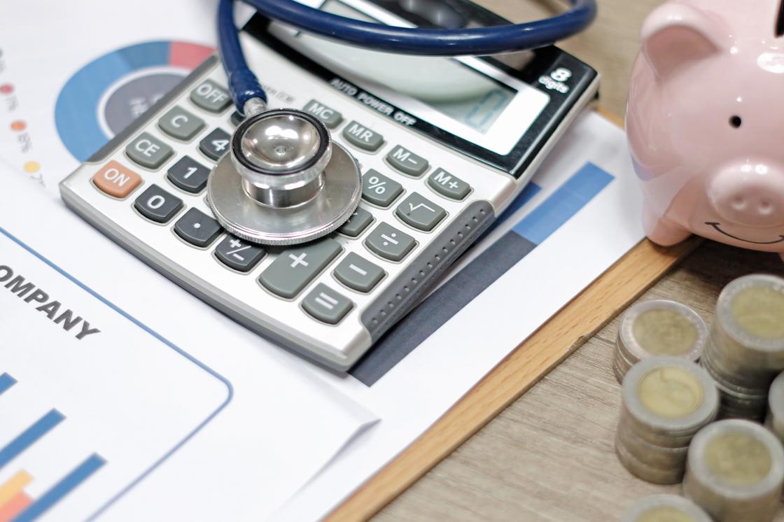 Медицинские инструменты лежат с калькулятором и деньгами