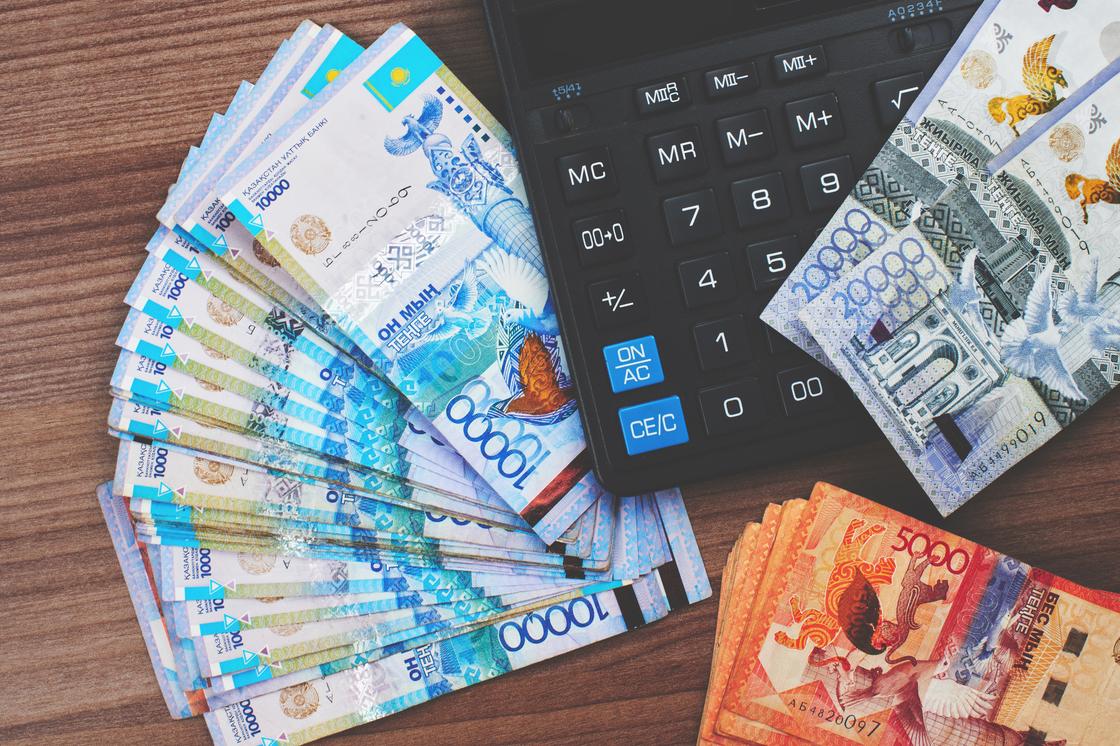 Деньги лежат рядом с калькулятором