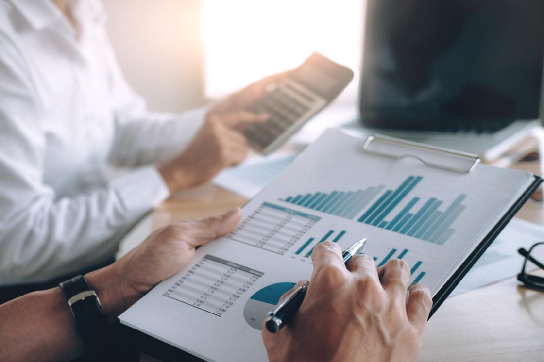 Бизнесмен рассматривает диаграммы