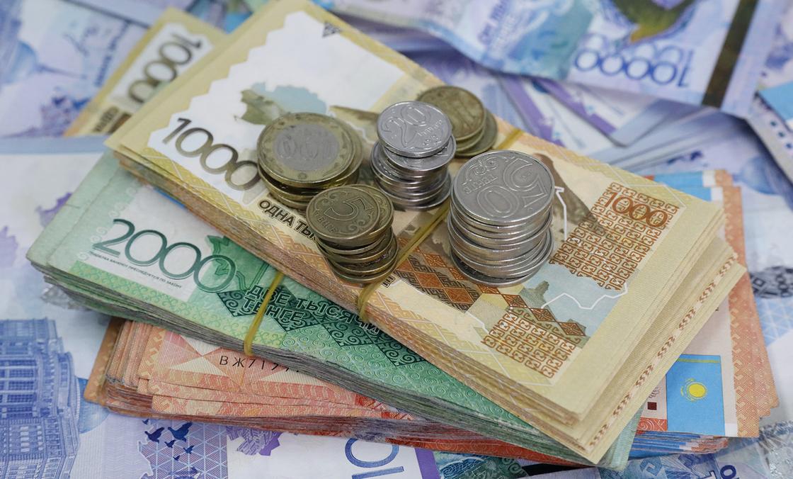 Деньги разных номиналов, банкноты с монетами