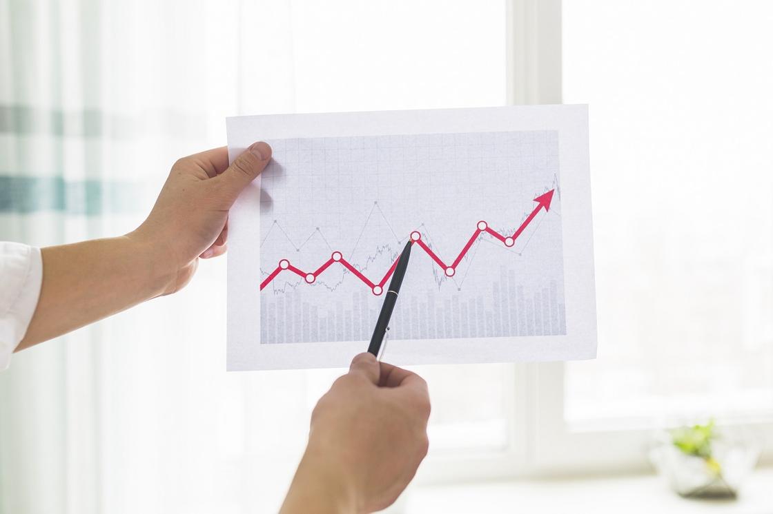 Мужчина держит диаграмму