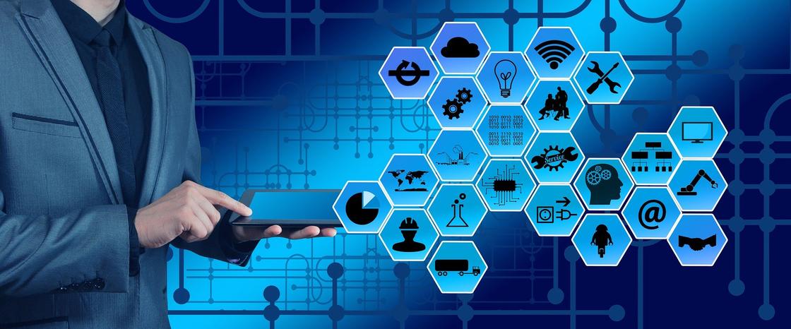 Мужчина держит смартфон