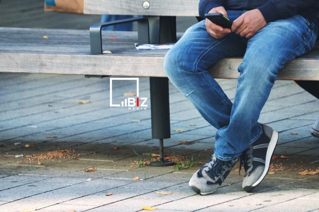 Полицейский требует показать содержимое телефона. Bizmedia.kz