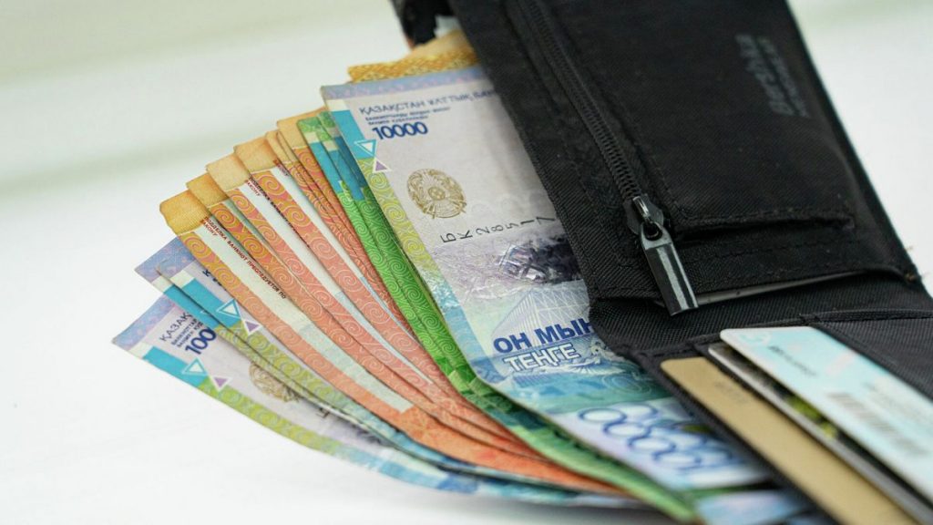 Средняя зарплата в РК — 275 тысяч. А сколько у вас? - Bizmedia.kz Средняя зарплата в РК — 275 тысяч. А сколько у вас? Bizmedia.kz