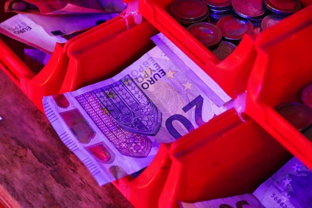 Где сегодня, 25 мая, выгоднее обменять доллары в Алматы - Bizmedia.kz Евро.