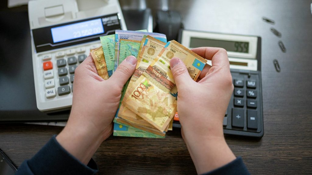 Люди должны банкам 1,6 трлн тенге, доля просроченных платежей выросла до 7,3%