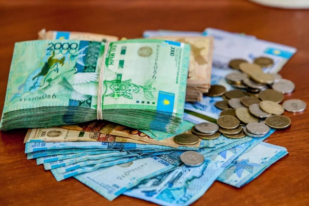 За год тенге подешевел на 11% - и продолжить дешеветь