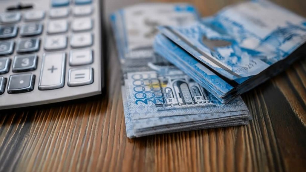 Люди должны банкам 1,6 трлн тенге, доля просроченных платежей выросла до 7,3%