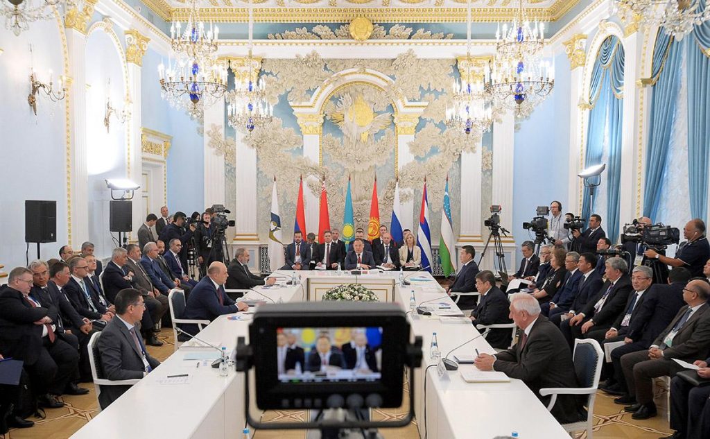 Россия предложила план расширения расчетов в тенге, драмах и сомах