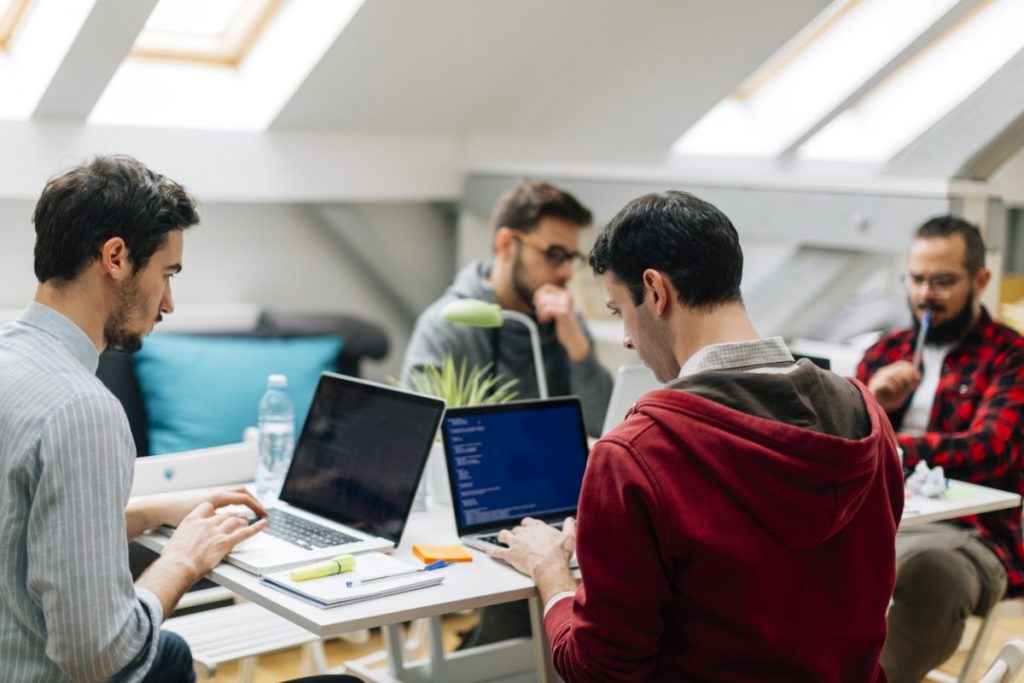 Казахстанцы хотят работать в ИТ из-за высоких зарплат и возможности переезда