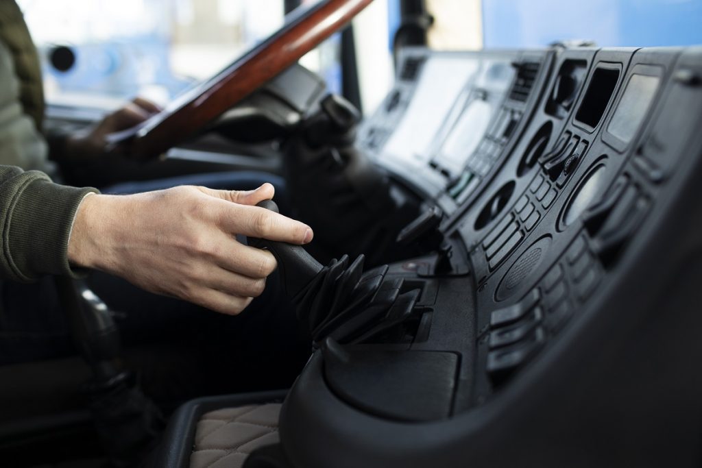 side view man drinking truck - Bizmedia.kz